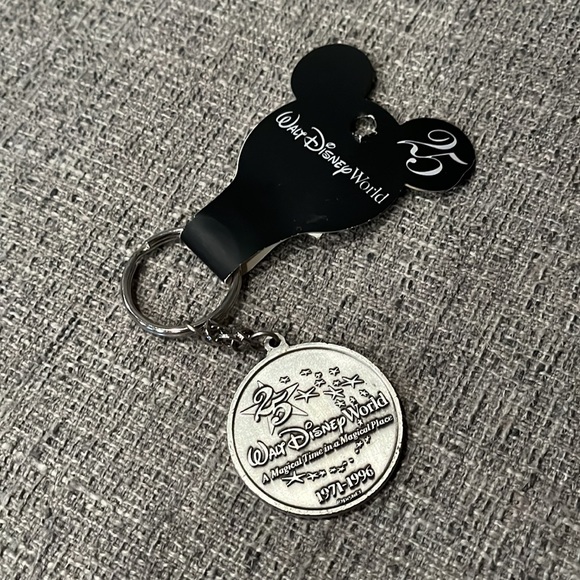NWT Collectors item- Disney World Key Chain - Picture 2 of 2